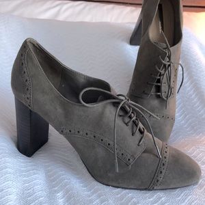 TAHARI Steel colored heels Sz 10